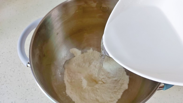 肉酱拌面,面粉加入125克的凉水【水的量根据面粉的吸收性分次加入】开启厨师机和面,和好的面