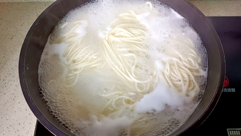 肉酱拌面,煮到面条浮起,添一次冷水,再次煮开捞出面条。