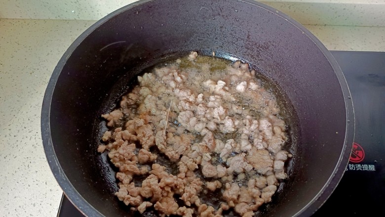 肉酱拌面,锅里放一点底油,下肉丁翻炒至微黄,加一勺<a style='color:red;display:inline-block;' href='/shicai/ 718'>料酒</a>去腥。