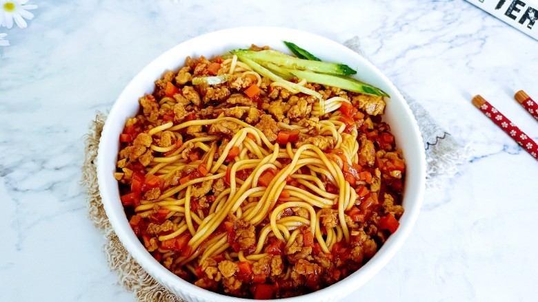 肉酱拌面,煮好的面条与肉臊,黄瓜丝拌均匀就开动了!