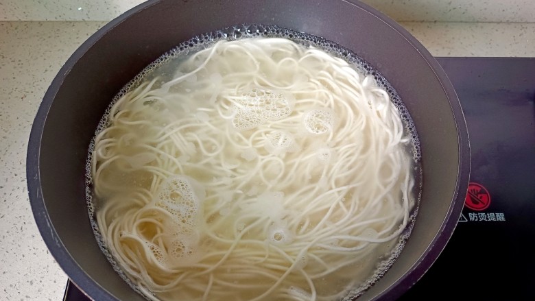 肉酱拌面,锅里水开放一点盐【加盐煮好的面条更加劲道】,下面条开大火煮。