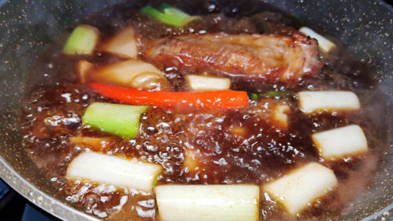 五花肉焖莲藕,大火烧开,小火炖20分钟,焖10分钟