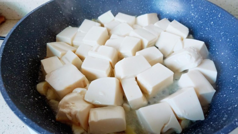 虾仁豆腐煲,锅里重新放油,下豆腐块入锅炒。
