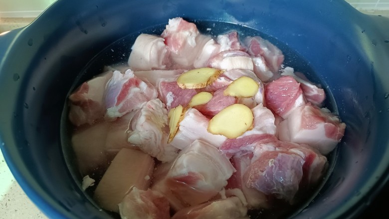 鹌鹑蛋红烧肉,五花肉冷水下锅,加生姜片。