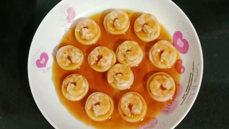 虾仁豆腐煲,淋入豆腐虾仁上
