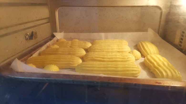 闪电泡芙,送入预热好的烤箱,先上下火190度烤15分钟,再转170度烤15~20分钟