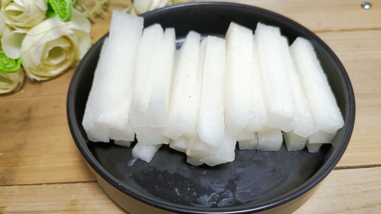 清蒸萝卜,<a style='color:red;display:inline-block;' href='/shicai/ 26'>白萝卜</a>去皮洗净,切成小长条,装入盘中摆整齐