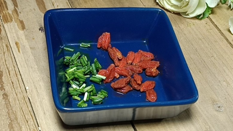 清蒸萝卜,装入味碟中,加入枸杞