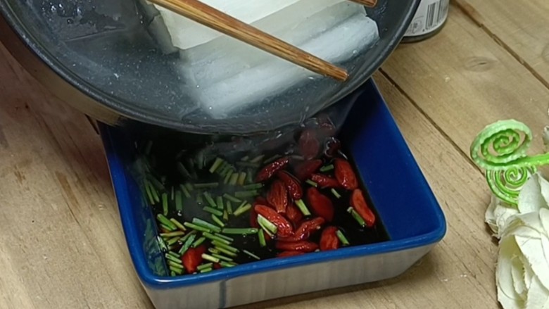 清蒸萝卜,约15分钟后,取出蒸熟的萝卜,将汤汁沥入味碟中