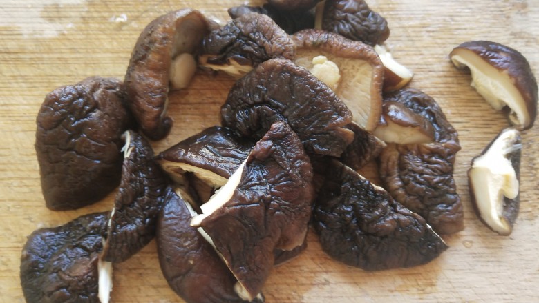 香菇板栗焖饭,香菇提前泡好,切对半