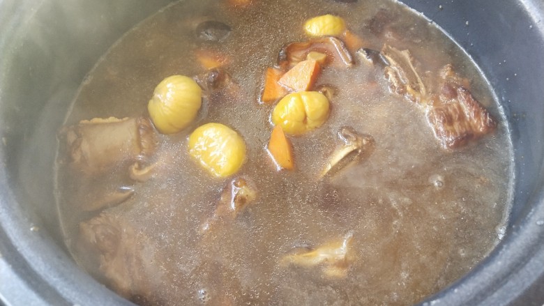 香菇板栗焖饭,把炒好的食材倒入电饭煲里,加入适量盐