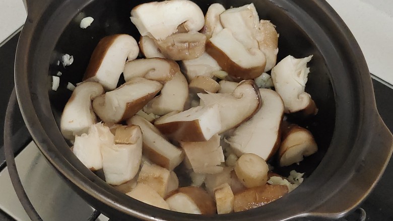 香菇板栗焖饭,等香菇全部炒软后。
