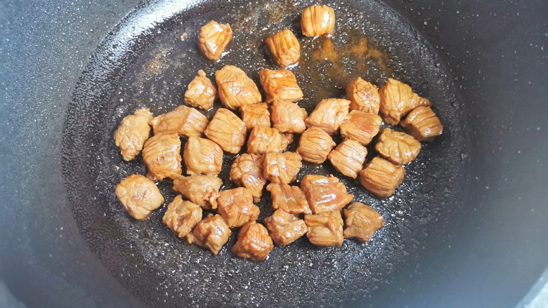 黑椒土豆烧牛肉,另起锅热油倒牛肉炒变色,
