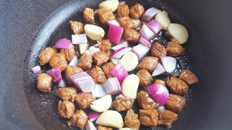 黑椒土豆烧牛肉,倒入洋葱大蒜炒香,