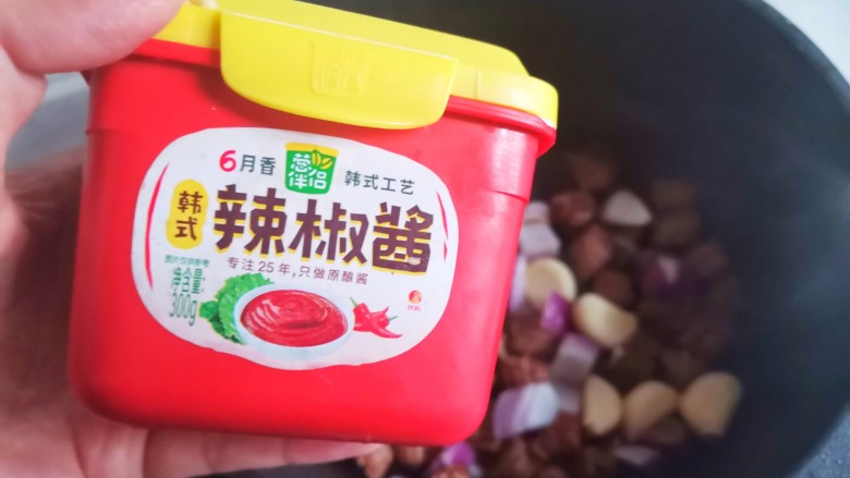 黑椒土豆烧牛肉,加一勺辣椒酱,