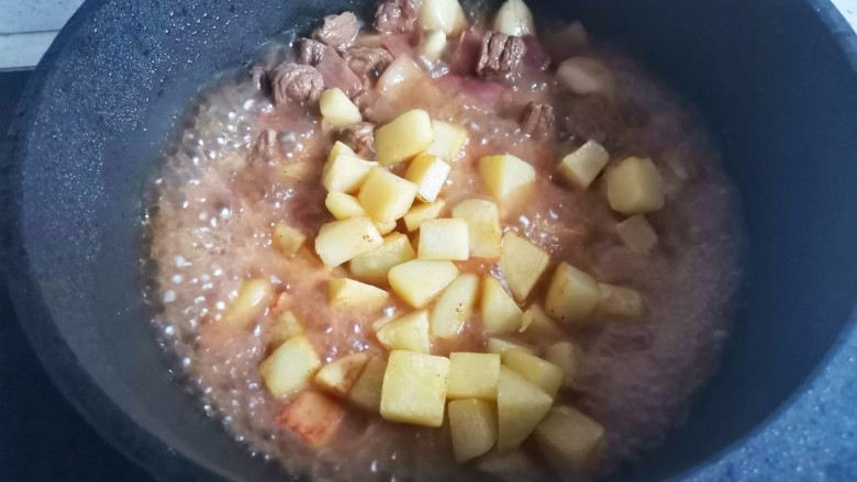 黑椒土豆烧牛肉,煮至汤汁浓稠,