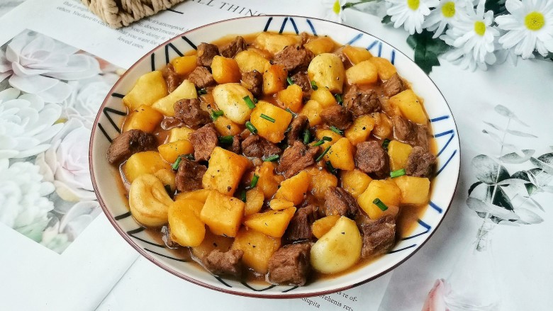 黑椒土豆烧牛肉,出锅撒葱花,