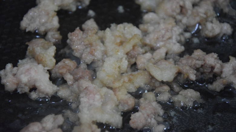 肉酱拌面,热锅凉油,倒入肉沫炒散