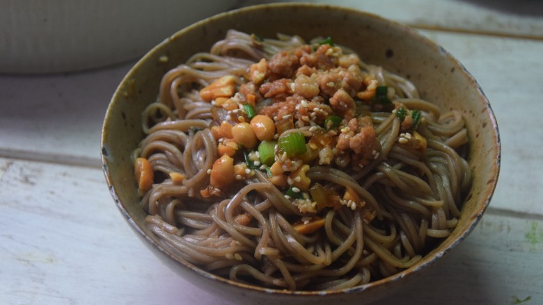 肉酱拌面,拌匀装碗食用