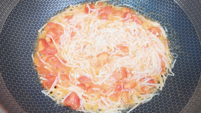 金针菇番茄汤,加入一勺<a style='color:red;display:inline-block;' href='/shicai/ 10588'>糖</a>,翻炒至西红柿出汁。