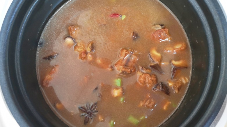 香菇板栗焖饭,将煮好的排骨蔬菜和汤汁一起倒入电饭锅,启动正常的煮饭程序即可。