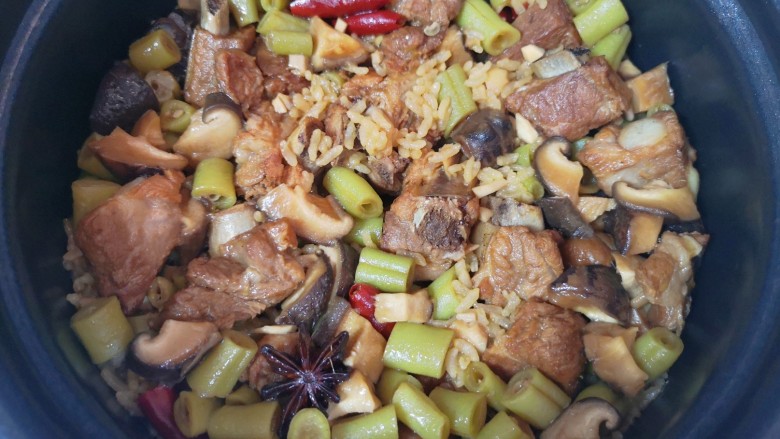 香菇板栗焖饭,电饭锅自动跳至“保温”以后,焖10分钟左右再打开电饭锅,香喷喷的焖饭就好啦!