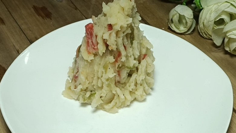 西兰花土豆泥圣诞树,摆入盘中,整成圣诞树形状