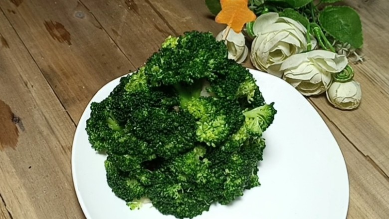 西兰花土豆泥圣诞树,取一个五角星用竹签穿上,插在圣诞树顶