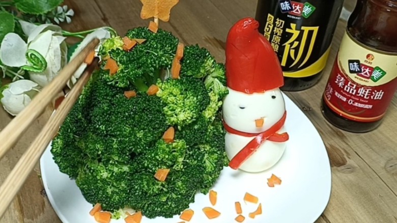 西兰花土豆泥圣诞树,取胡萝卜边角切碎,撒在圣诞树上