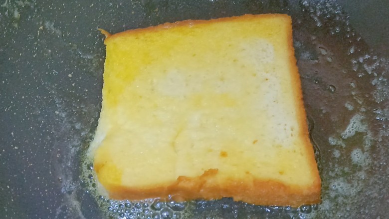 爆浆吐司,翻面再煎一下,直至两面微微金黄
