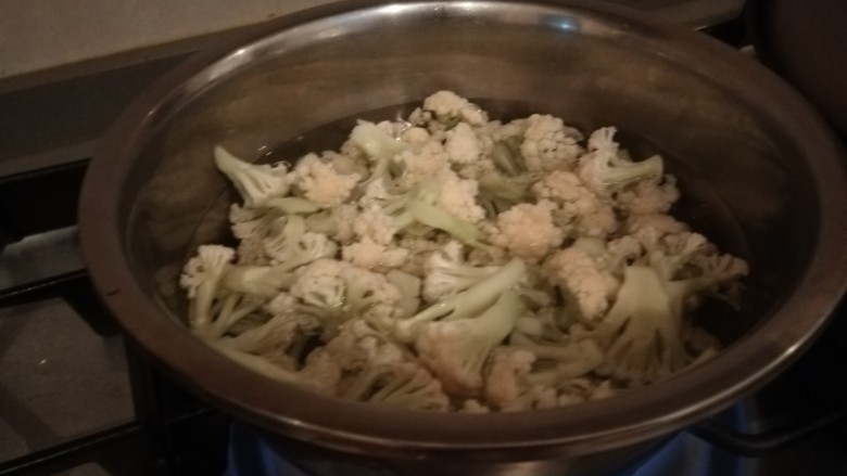 茄汁花菜,锅中倒入半锅水烧开,倒入花菜