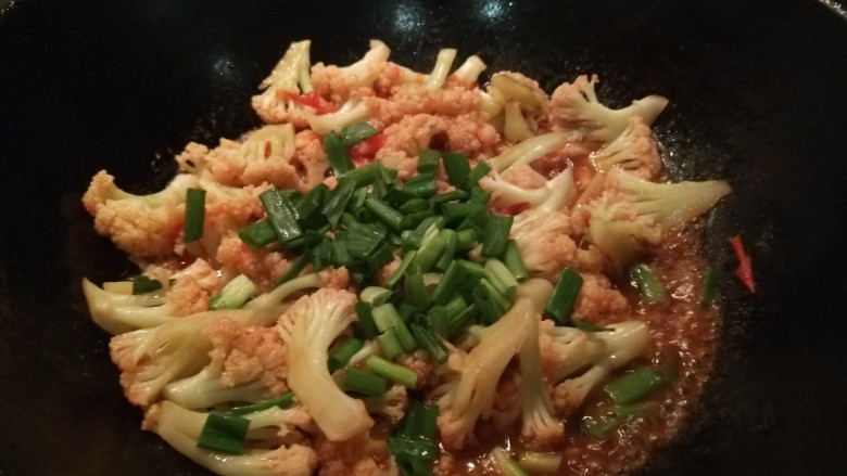 茄汁花菜,最后放盐,鸡粉炒均匀即可