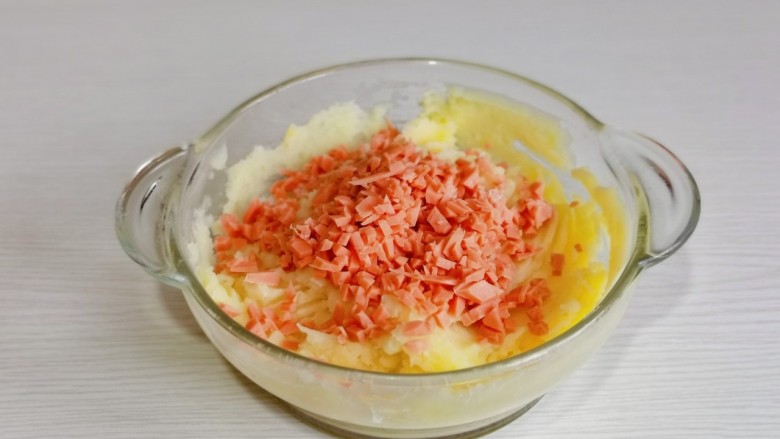 孜然煎豆干,加入胡椒,切碎的<a style='color:red;display:inline-block;' href='/shicai/ 425'>香肠</a>。