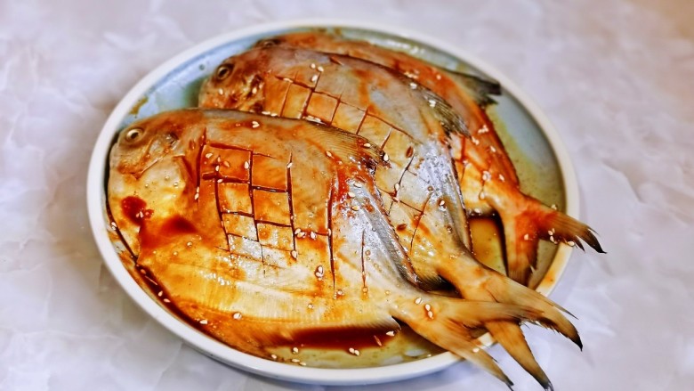 盐焗烤鱼,按摩均匀,腌制2小时,时间越长越入味儿。