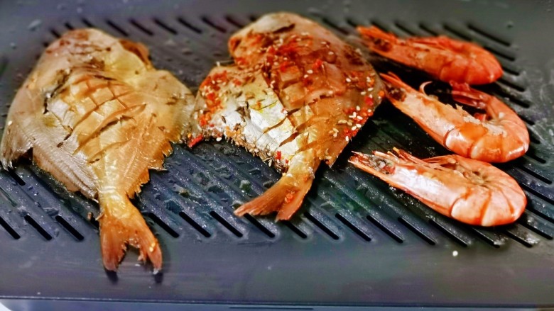 盐焗烤鱼,鱼熟后撒上辣椒末,就可以啦!