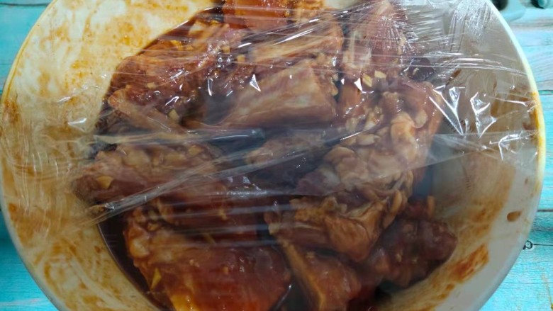 奥尔良烤排骨,充分拌匀,蒙上保鲜膜,冰箱冷藏腌制一夜入味