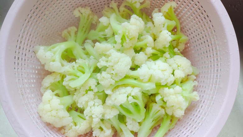 茄汁花菜,煮好后捞出,控干水分