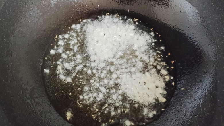 茄汁花菜,起油锅,油热后下大蒜末,炒香