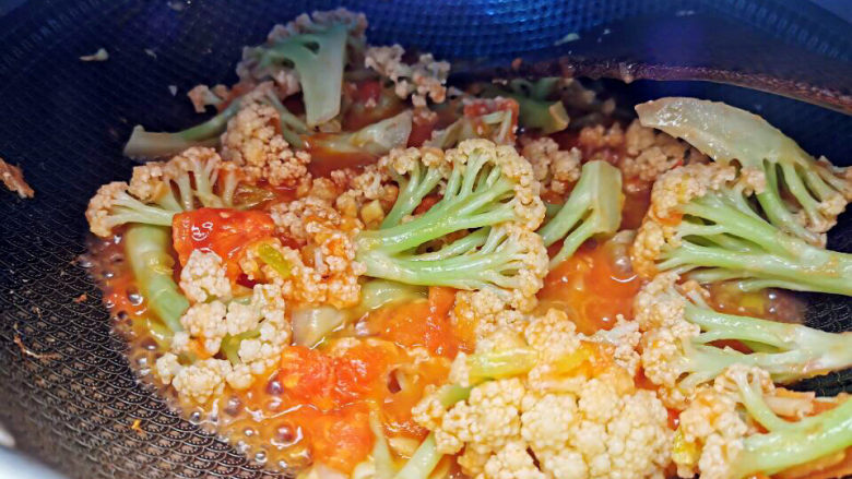 茄汁花菜,煮至番茄软化,藏入花菜中