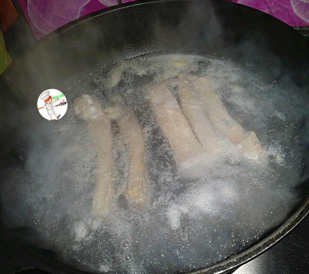 奥尔良烤排骨,放入清水锅中,焯沸后撇去血沫,捞出洗干净