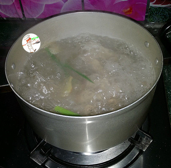奥尔良烤排骨,煮开后倒入1勺<a style='color:red;display:inline-block;' href='/shicai/ 718'>料酒</a>,然后盖上锅盖,开小火慢煮
