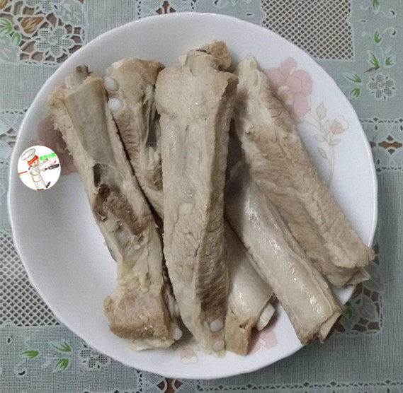奥尔良烤排骨,煮至30分钟,差不多6成熟,把排骨捞出来