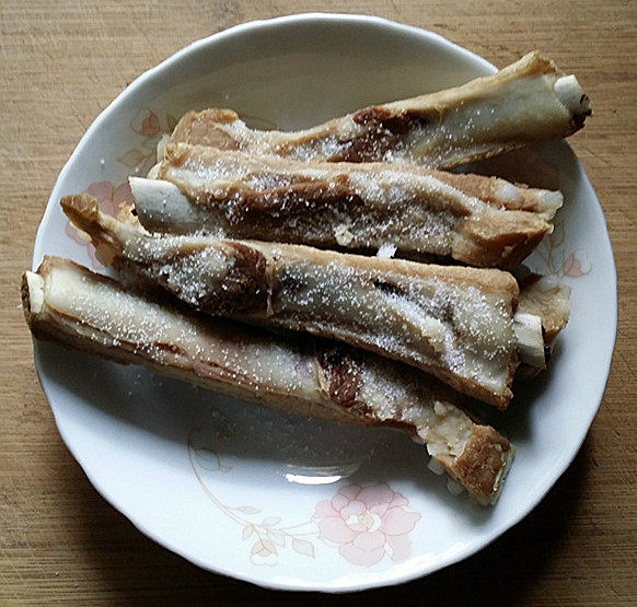 奥尔良烤排骨,在加少许奥尔良烤肉料和1小勺食盐,抓拌均匀