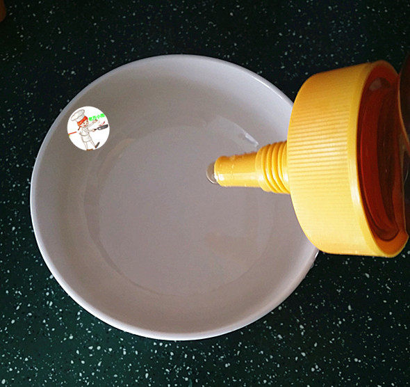 奥尔良烤排骨,碗中放入<a style='color:red;display:inline-block;' href='/shicai/ 865'>蜂蜜</a>和清水,搅拌均匀