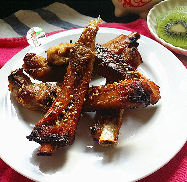 奥尔良烤排骨,咬一口表面酥酥脆脆的，里面软软嫩嫩，真的好好吃