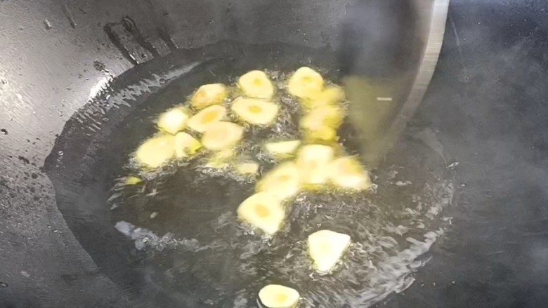 醋溜红菜苔,起锅烧油,放入蒜末爆香
