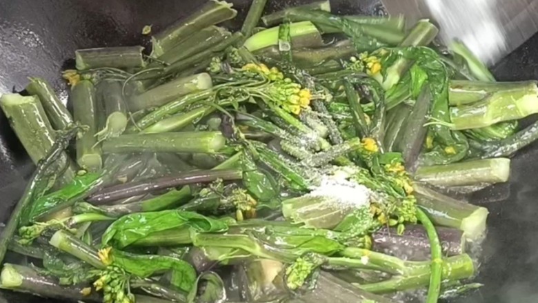醋溜红菜苔,加盐炒匀入味