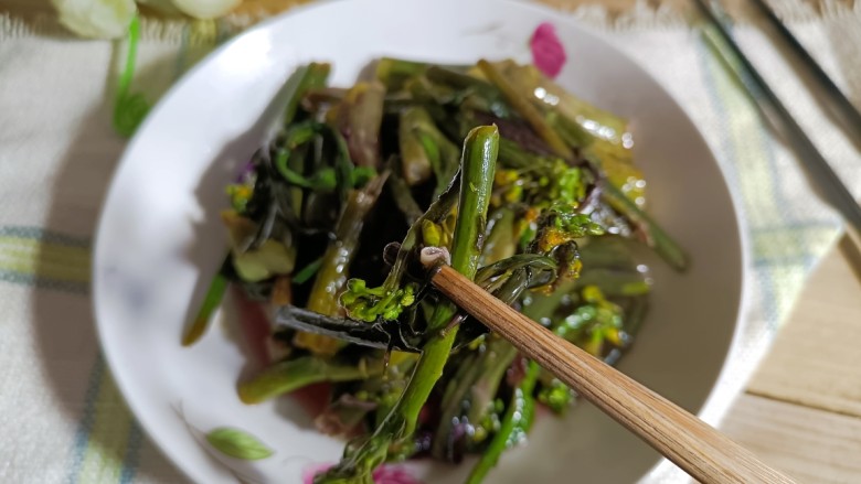 醋溜红菜苔,出锅装盘,上桌即可食用