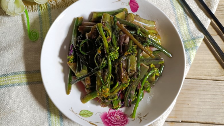 醋溜红菜苔,喜欢辣味的加入干辣椒,更美味也更开胃。