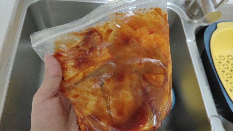 奥尔良烤排骨,轻轻捏一下,使每块排骨均匀的裹上料汁,腌制2小时以上。